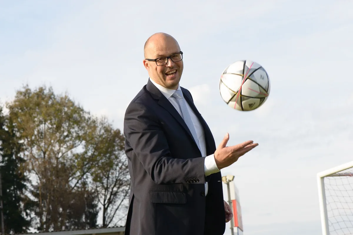 Ein Mann und ein Fussball.